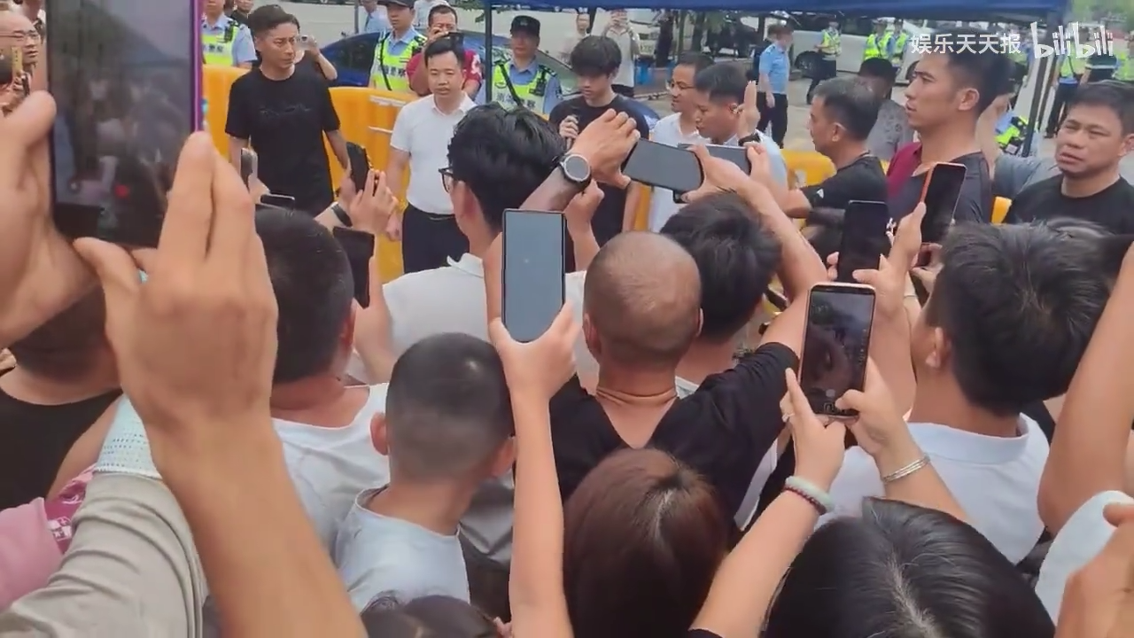 直播引发的风波：从贵州榕江球场到佛山学校门口